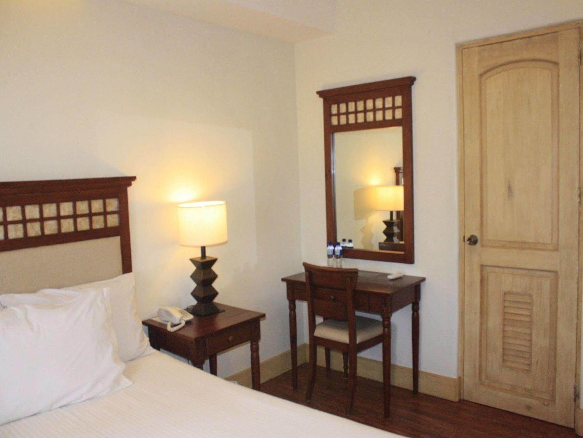 Hotel Emilia Davao Экстерьер фото