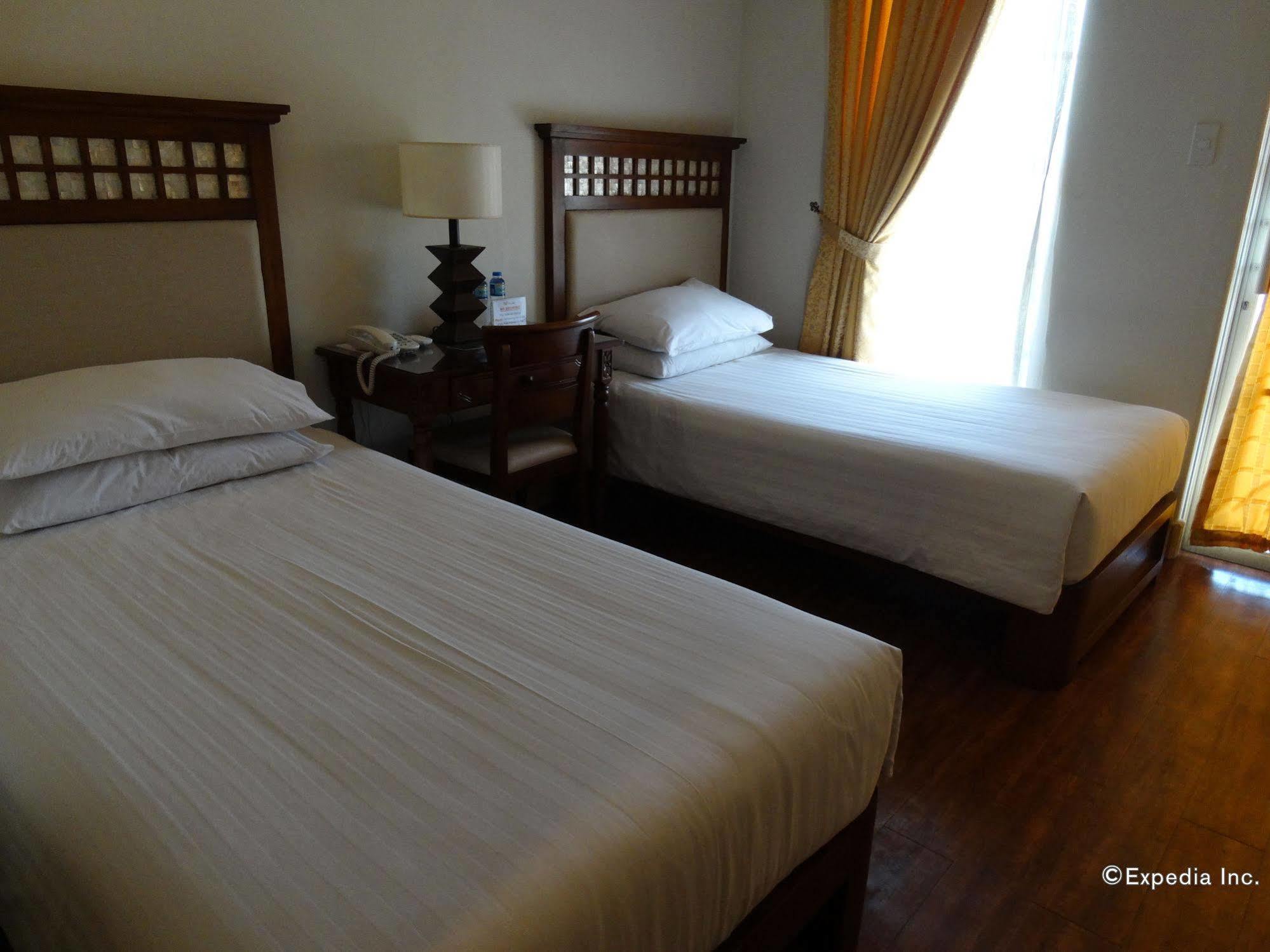 Hotel Emilia Davao Экстерьер фото