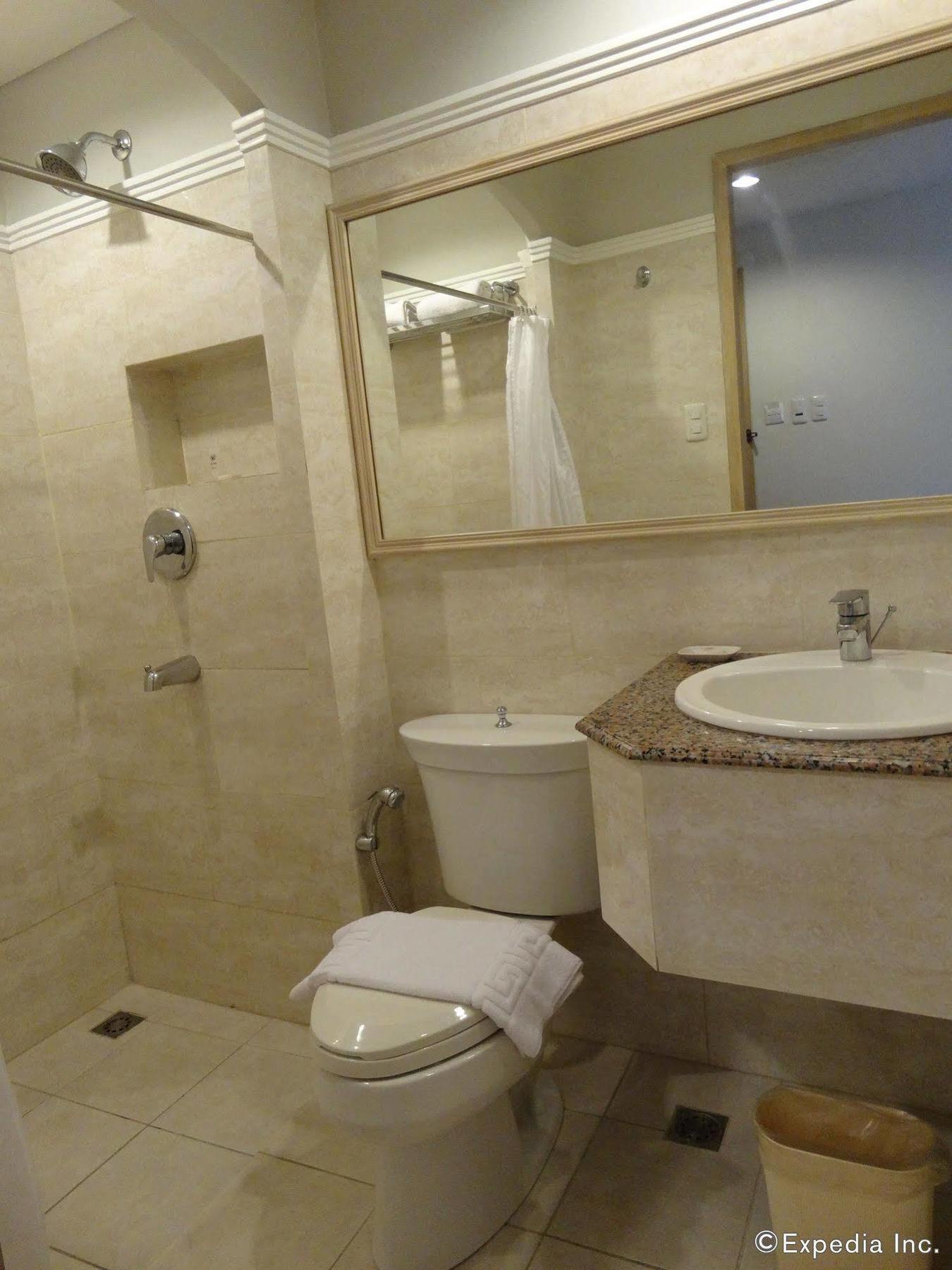 Hotel Emilia Davao Экстерьер фото