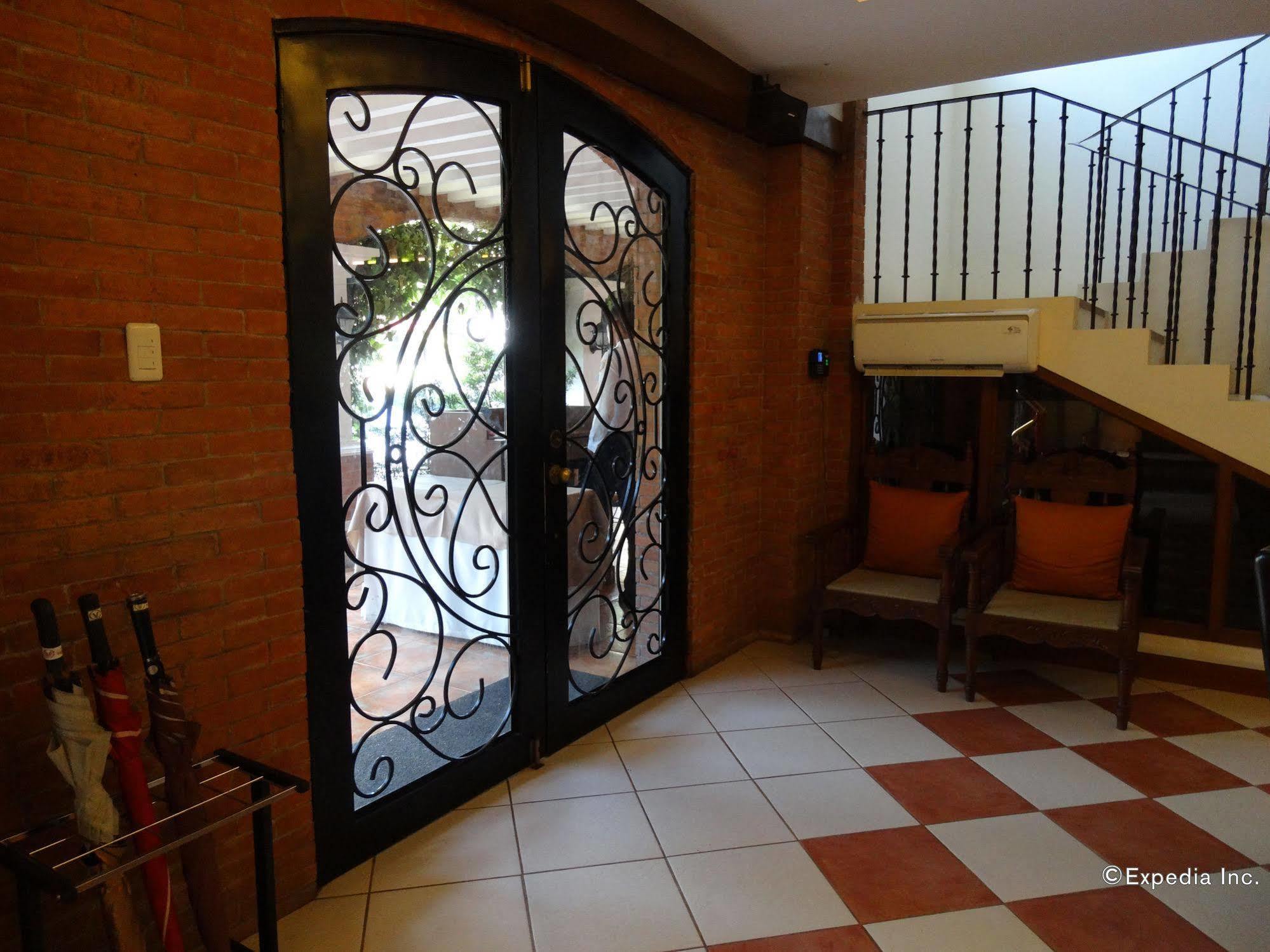 Hotel Emilia Davao Экстерьер фото