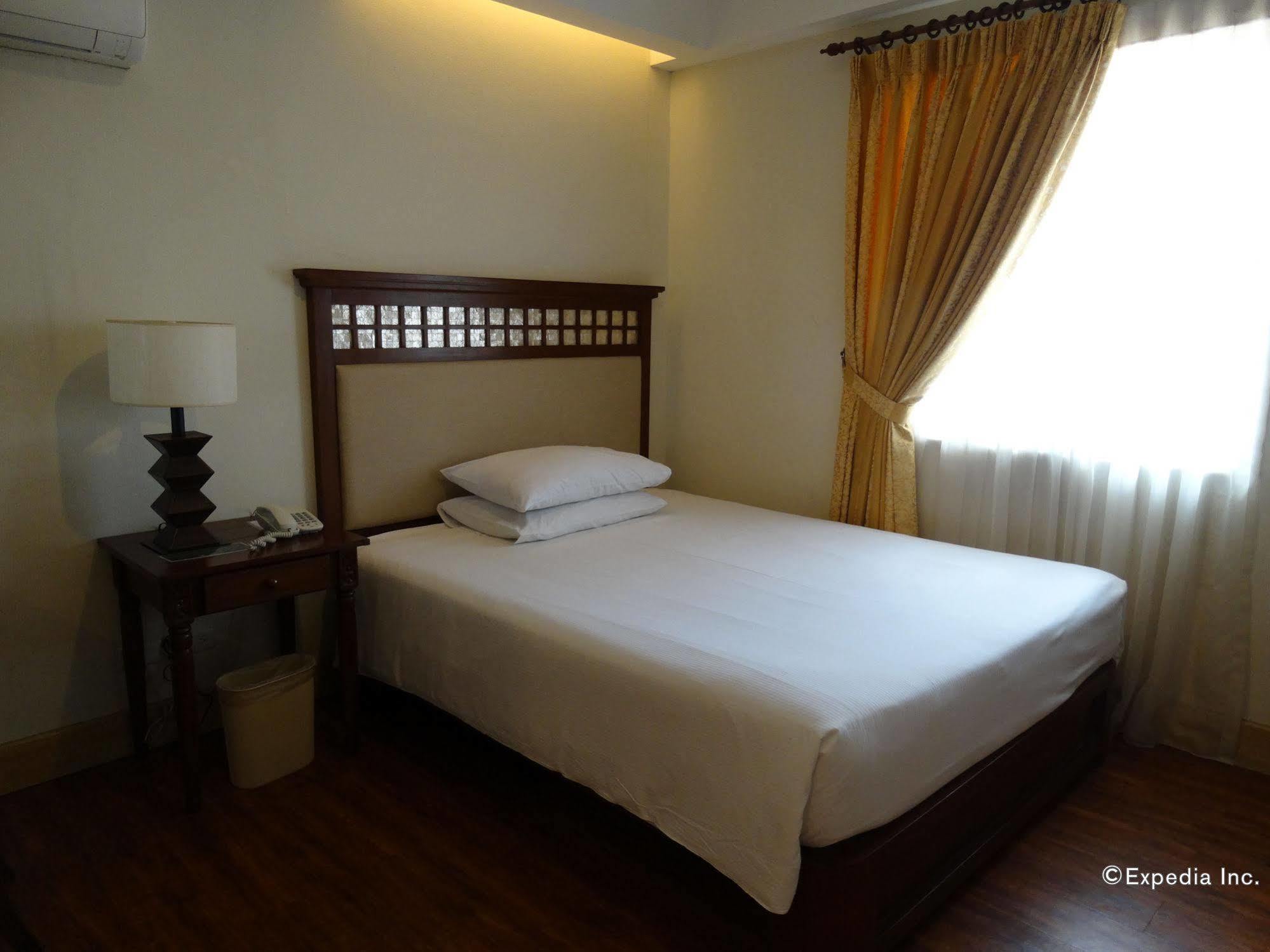 Hotel Emilia Davao Экстерьер фото