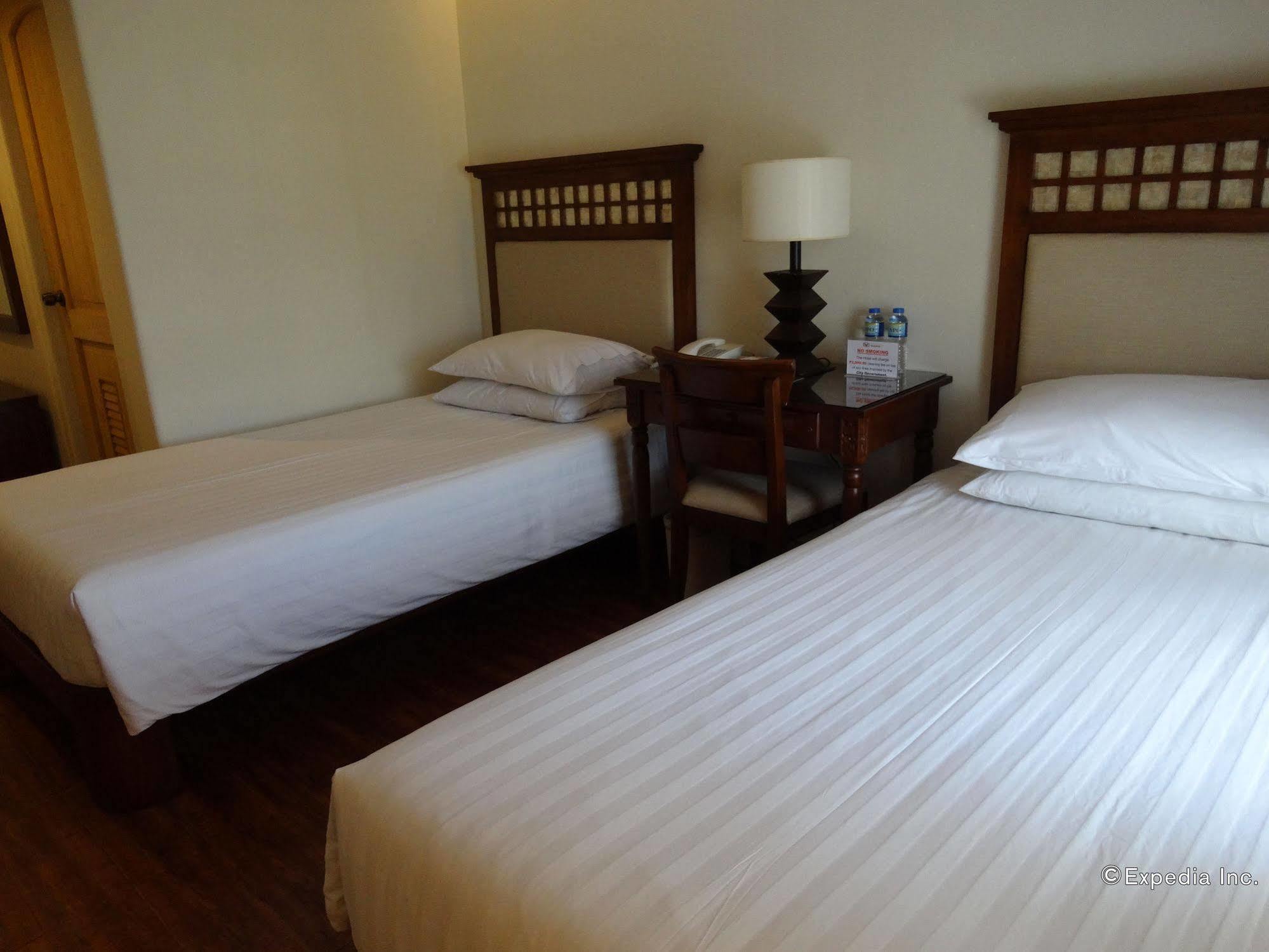 Hotel Emilia Davao Экстерьер фото