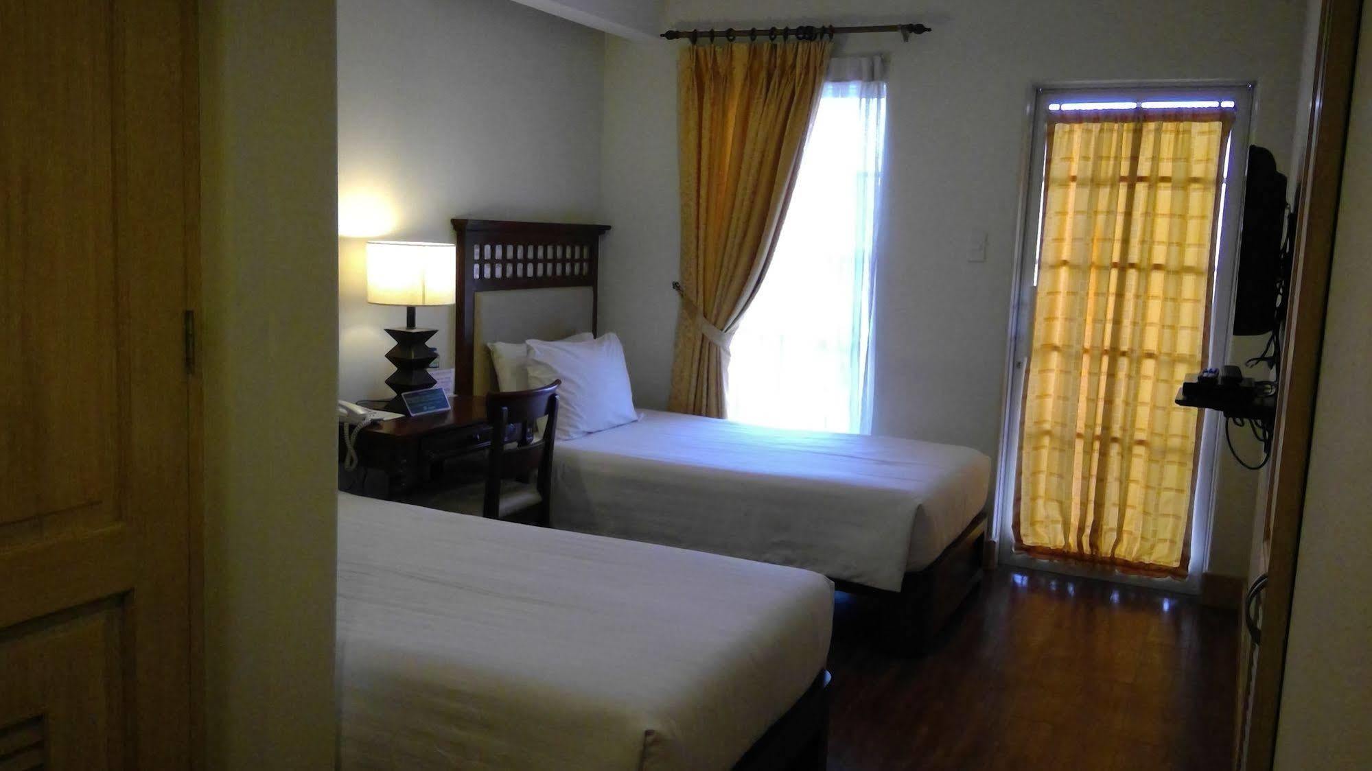 Hotel Emilia Davao Экстерьер фото