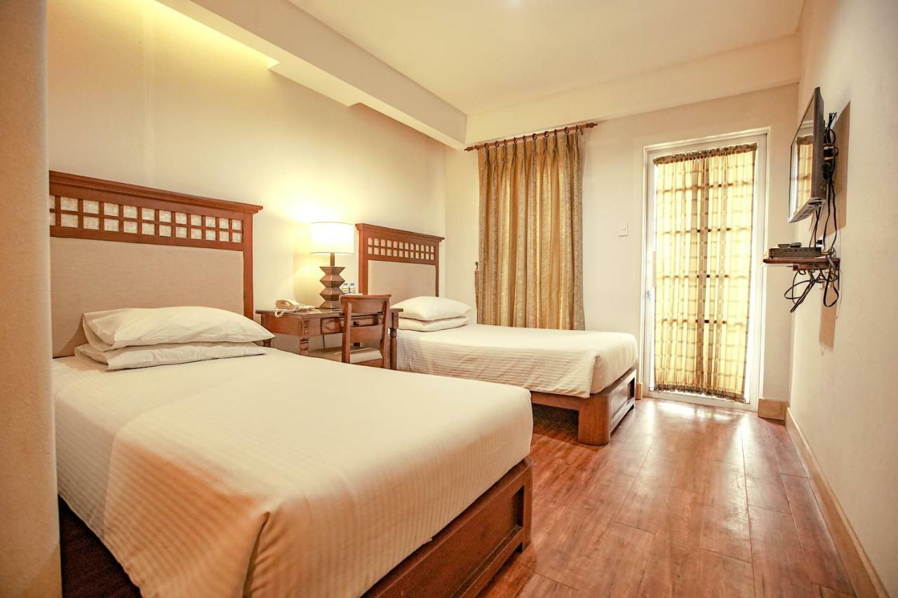 Hotel Emilia Davao Экстерьер фото
