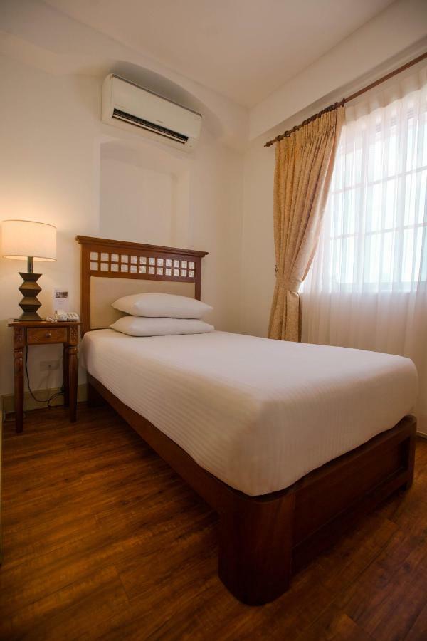 Hotel Emilia Davao Экстерьер фото